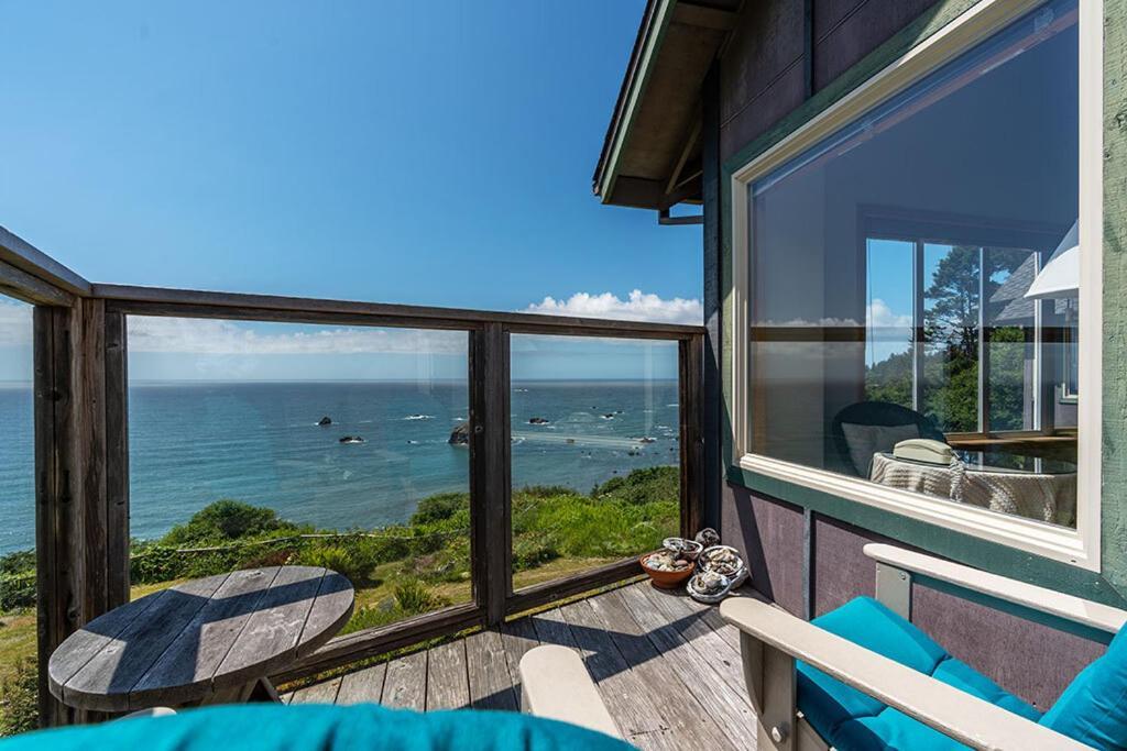 Turtle Rocks Oceanfront Inn Тринидад Экстерьер фото