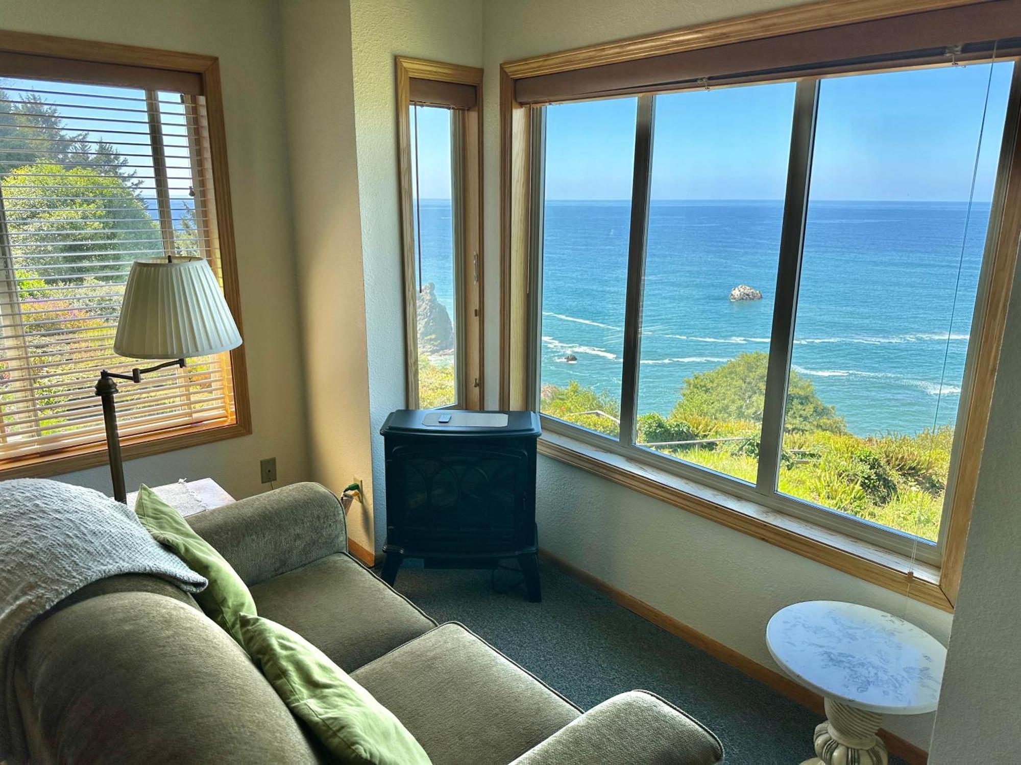 Turtle Rocks Oceanfront Inn Тринидад Экстерьер фото